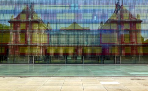 reflet de la façade arrière du musée dans celle du bâtimen…