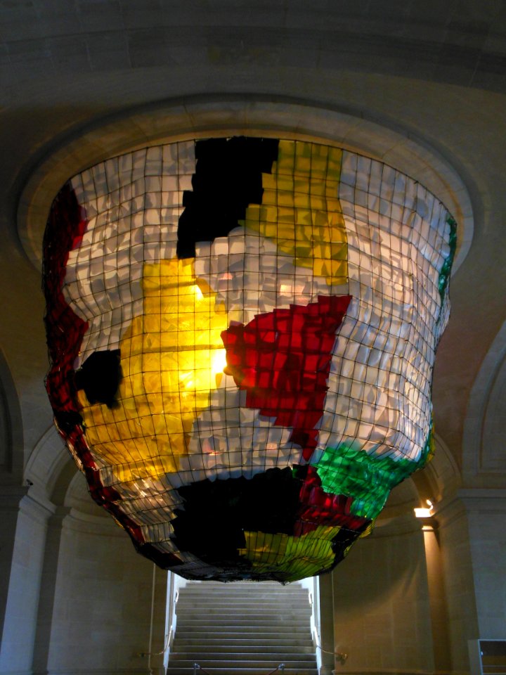 L'un des deux luminaires monumentaux du hall