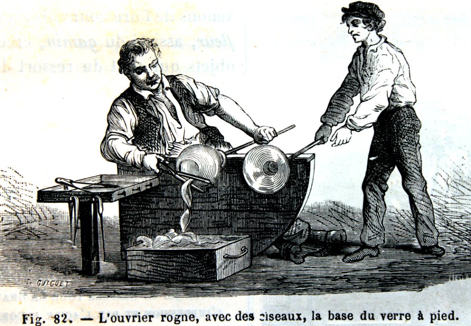 "L'ouvrier rogne, avec des ciseaux, la base du verre à pie…