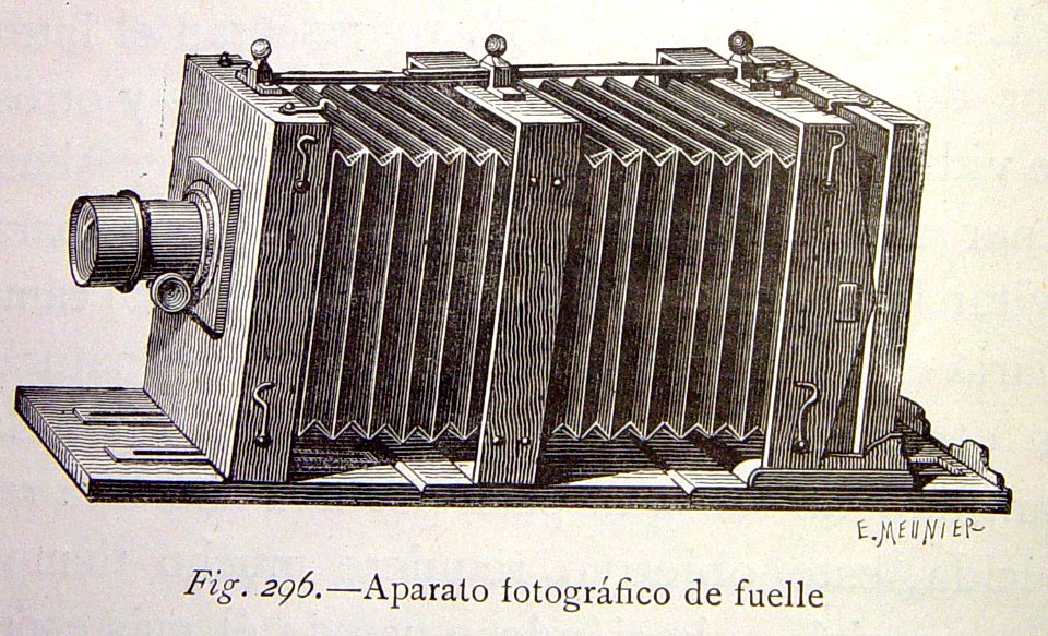"Aparato fotográfico de fuelle".