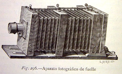 "Aparato fotográfico de fuelle".