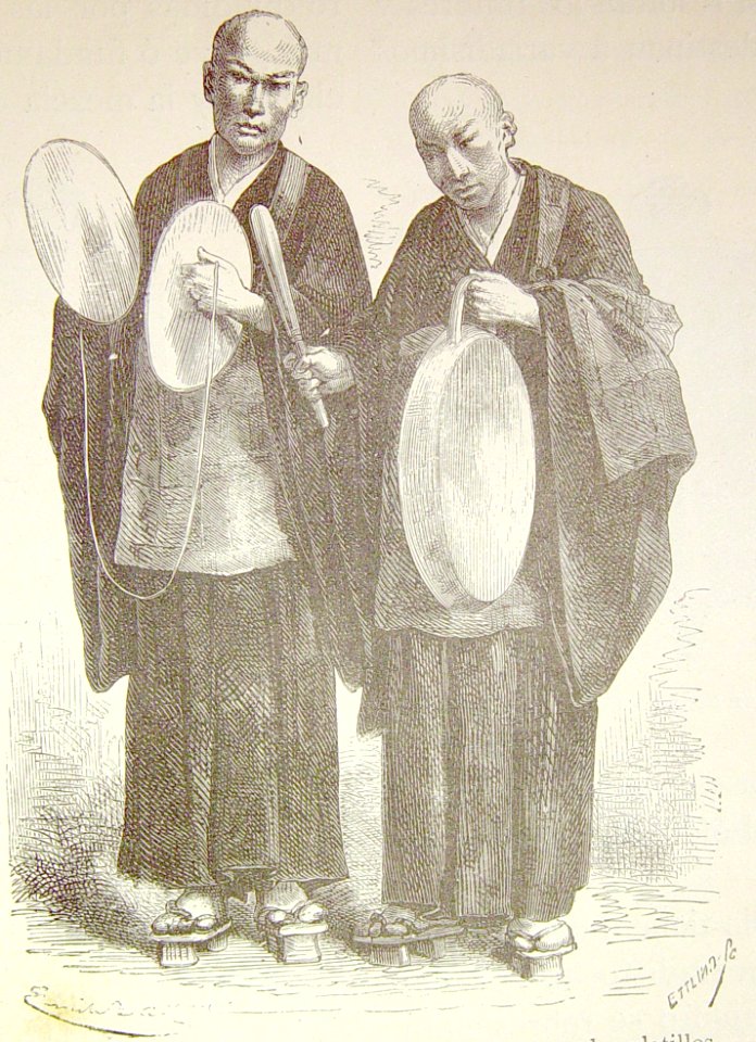 "Bonzos japoneses tocando el gong y los platillos".