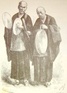"Bonzos japoneses tocando el gong y los platillos".. Free illustration for personal and commercial use.