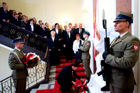 Premier Beata Szydło składa wieniec pod tablicą ku czci Ofiar katastrofy smoleńskiej