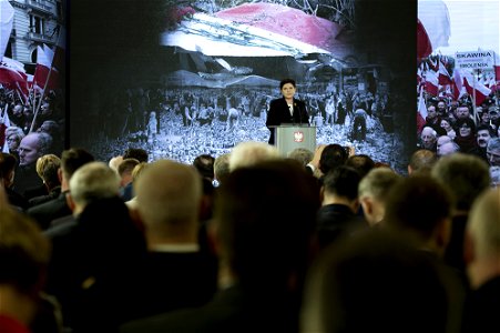 Premier Beata Szydło przemawia podczas uroczystości odsłonięcia tablicy Ofiar Smoleńska