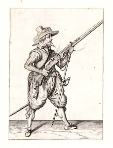 Aanwijzing 11 voor het hanteren van het musket - V musquet om hooch hout ende aenlegt (Jacob de Gheyn, 1607). Free illustration for personal and commercial use.