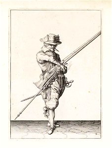 Aanwijzing 6 voor het hanteren van het musket - V lonte inde rechterhant neemt (Jacob de Gheyn, 1607). Free illustration for personal and commercial use.