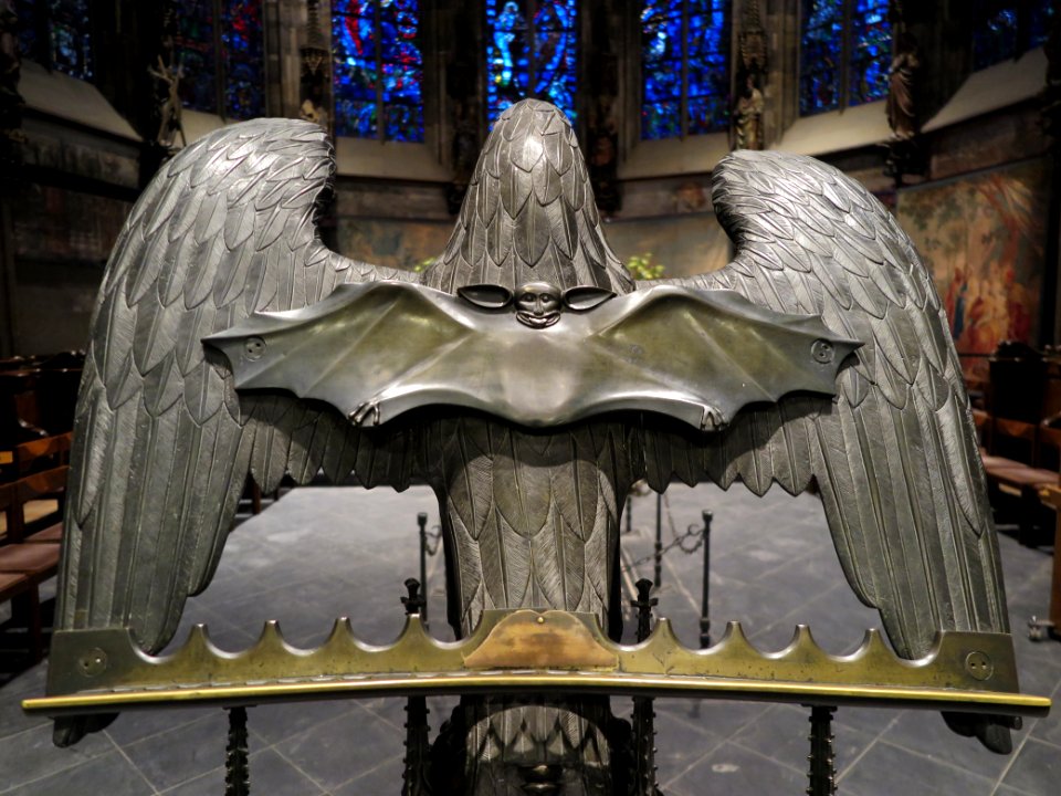 Adlerpult mit Fledermaus
