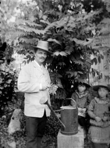 August Strindberg i trädgården med sina barn i Gersau, Schweiz - Nordiska Museet - NMA.0033022. Free illustration for personal and commercial use.