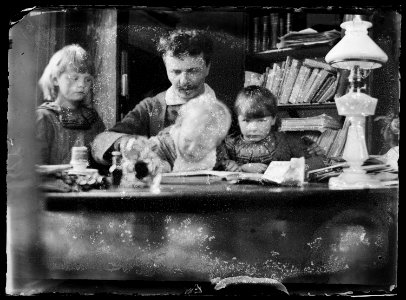 August Strindberg med barnen vid skrivbord, Gersau, Schweitz - Nordiska Museet - NMA.0033023