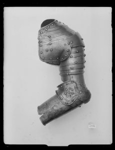 Axelstycke med armskenor och buckla (1600-tal) - Livrustkammaren - 79339