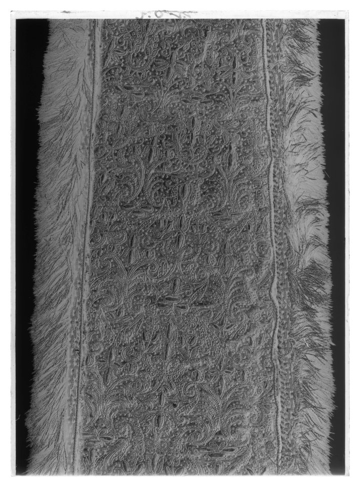 Axelgehäng svart satin - Livrustkammaren - 10214-negative