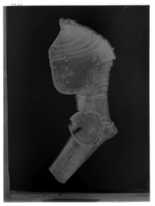Axelstycke-armskena hö - Livrustkammaren - 17328-negative