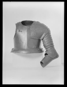 Axelstycke med armskenor och buckla, 1600-tal - Livrustkammaren - 8775