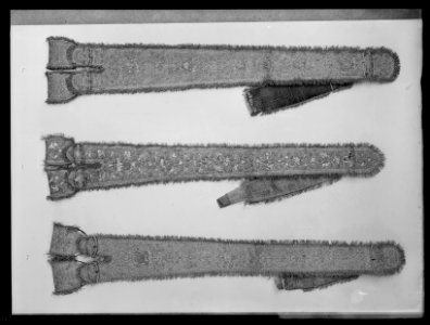 Axelgehäng - blekrött siden - silverbroderi - Livrustkammaren - 77166