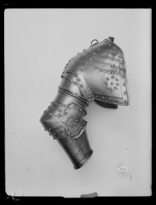 Axelstycke, armskenor och buckla (1600-tal) - Livrustkammaren - 53654