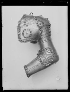 Axelstycke, armskenor, buckla. (1600-tal) - Livrustkammaren - 2294