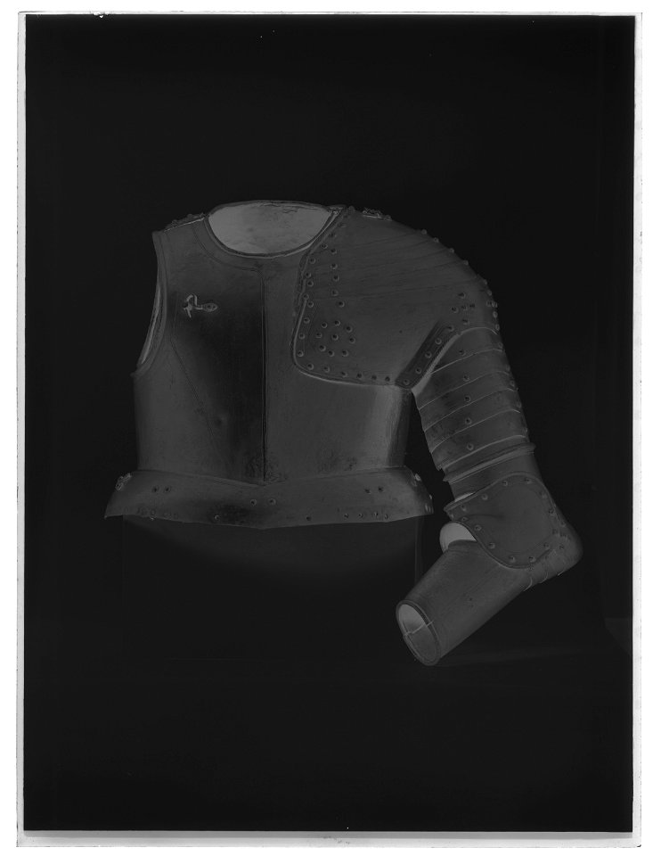 Axelstycke med armskenor och buckla, 1600-tal - Livrustkammaren - 8775-negative