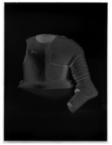 Axelstycke med armskenor och buckla, 1600-tal - Livrustkammaren - 8775-negative