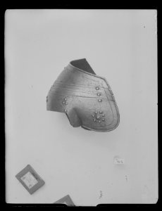 Axelstycke, armskenor och buckla (1600-tal) - Livrustkammaren - 36540