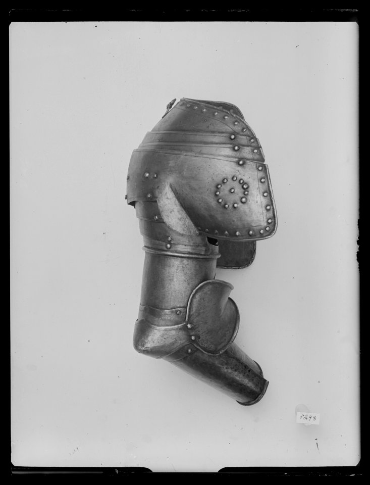 Axelstycke, armskenor, buckla (1600-tal) - Livrustkammaren - 70777