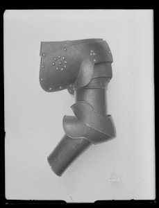 Axelstycke, armskenor, buckla (1600-tal) - Livrustkammaren - 27979