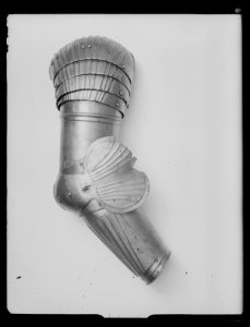 Axelstycke, armskenor, buckla (1500-talets första hälft, troligen ca 1520-40) - Livrustkammaren - 70759