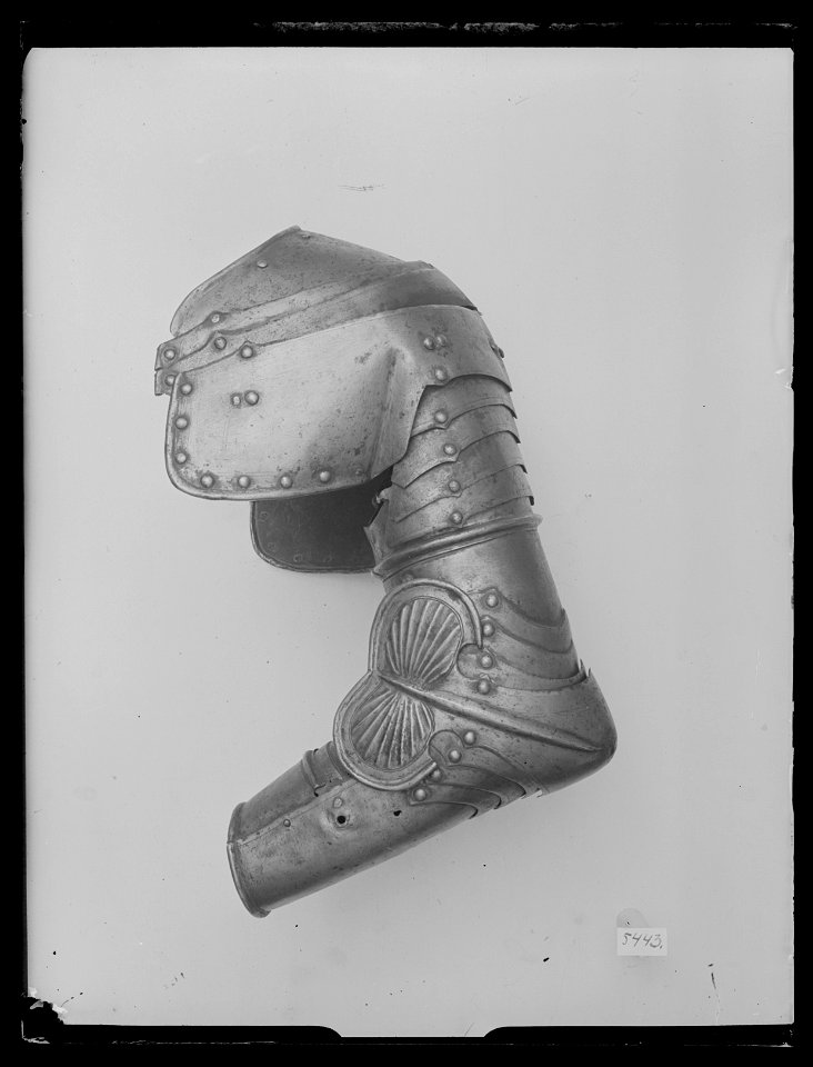 Axelstycke, armskydd, buckla (1600-tal) - Livrustkammaren - 62215