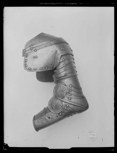 Axelstycke, armskydd, buckla (1600-tal) - Livrustkammaren - 62215