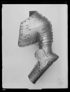 Axelstycke, armskenor, buckla (1600-tal) - Livrustkammaren - 19416