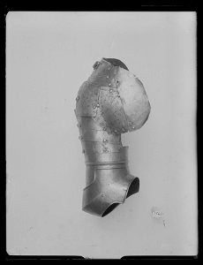 Axelstycke och armskena (1600-tal) - Livrustkammaren - 45097