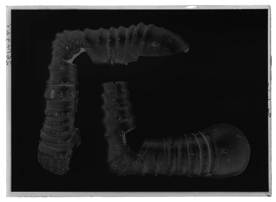 Axelstycke, till kostymharnesk. Tyskland troligen 1510-tal - Livrustkammaren - 78326-negative