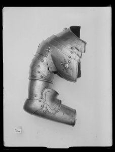 Axelstycke, armskenor och buckla (1600-tal) - Livrustkammaren - 10854