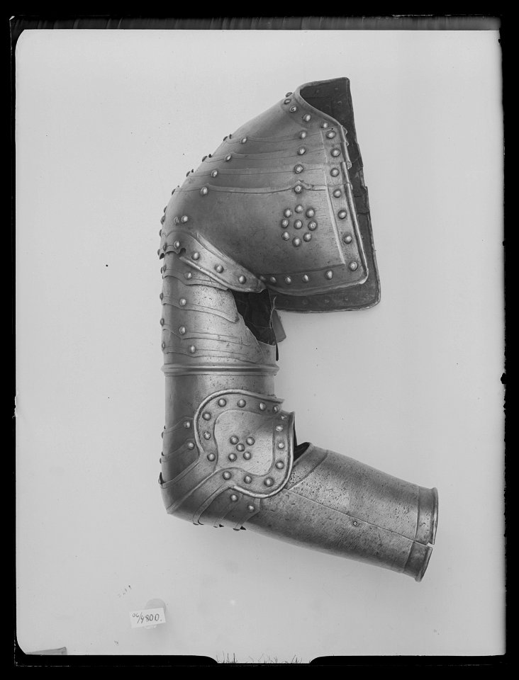 Axelstycke, armskenor och buckla (1600-tal) - Livrustkammaren - 53657