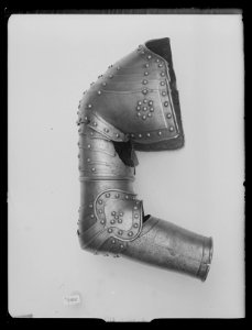 Axelstycke, armskenor och buckla (1600-tal) - Livrustkammaren - 53657