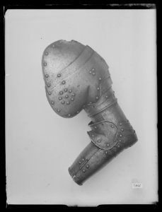 Axelstycke, armskenor, buckla (1600-tal) - Livrustkammaren - 62214