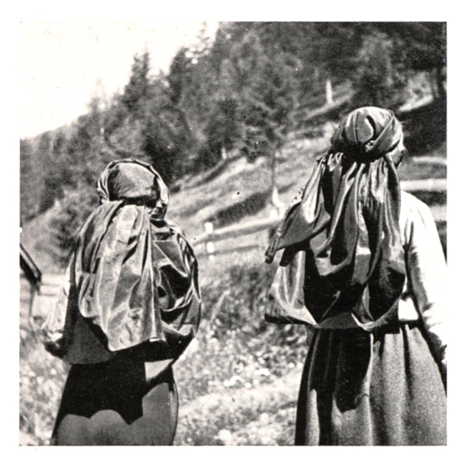 046 Bäuerinnen am Kirchweg bei Oppenberg - 1935