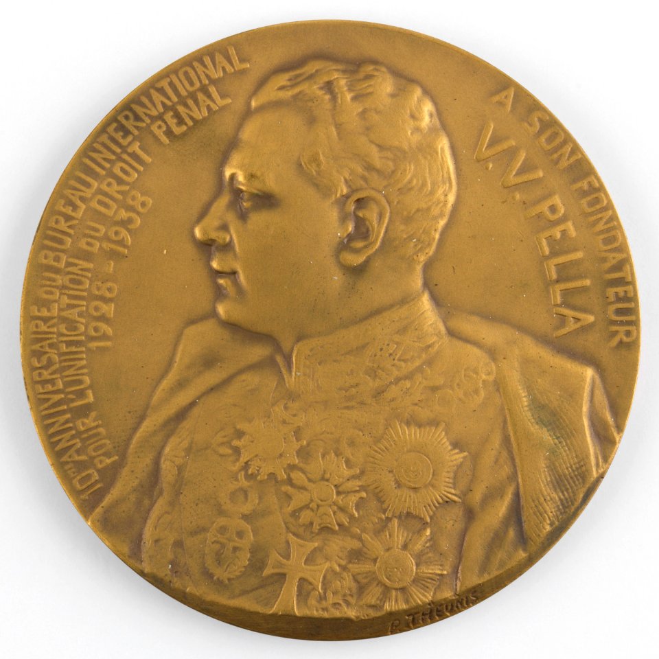10me Anniversaire du Bureau International Pour l'Unification du Droit Pénal, medal by Pierre Theunis, Belgium, (1938), Coins and Medals Department of the Royal Library of Belgium, 2N164 - 12 (recto)