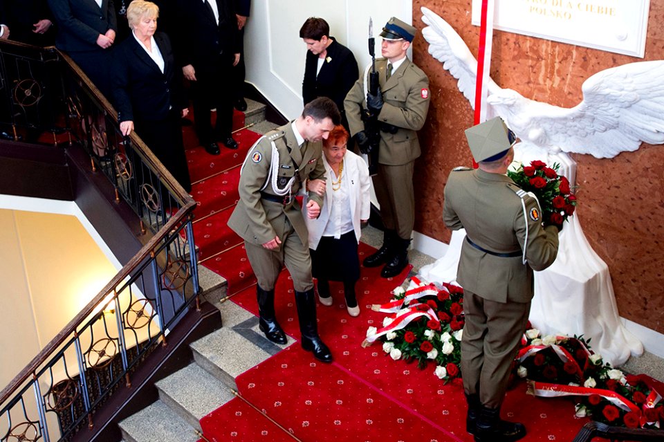 Odsłonięcie tablicy upamiętniającej Ofiary katastrofy smoleńskiej w Kancelarii Premiera (4)