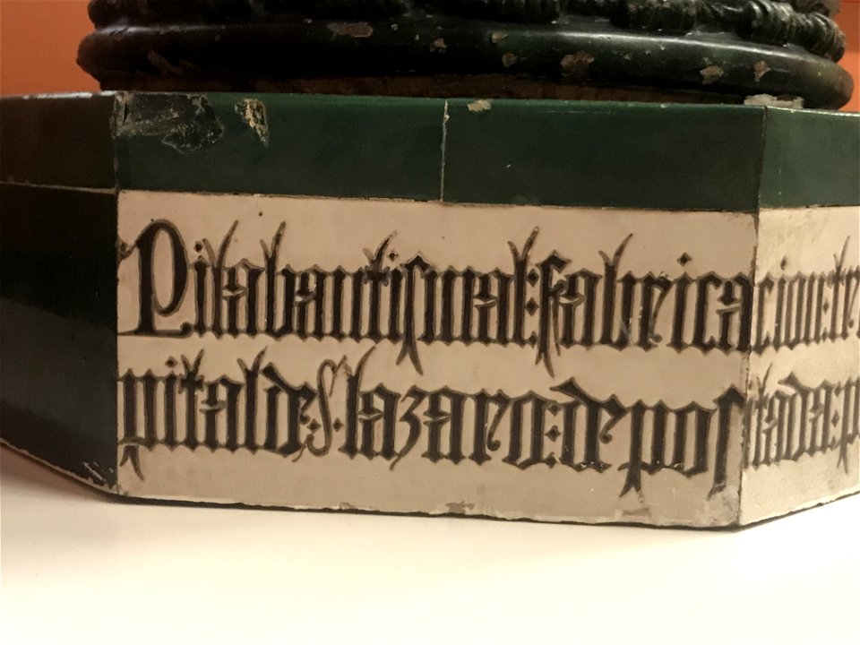Alfar de Triana - Pila bautismal del Hospital de San Lazaro en Sevilla - Museo de Bellas Artes de Sevilla 02 - inscription left part