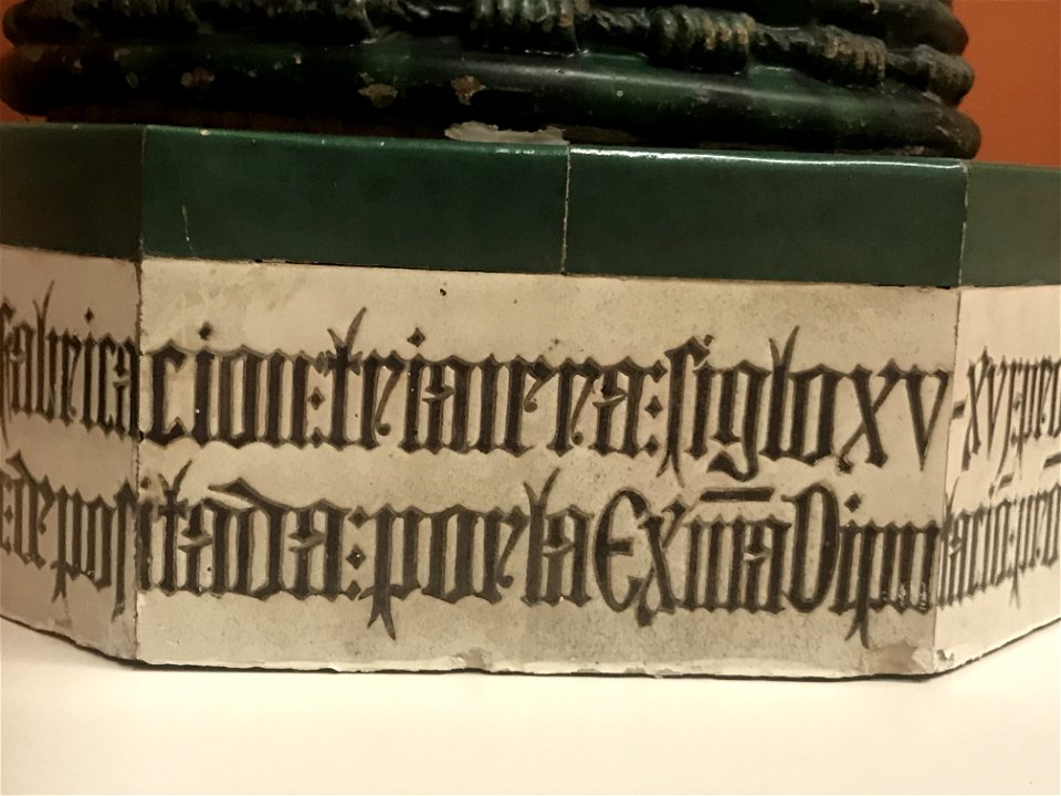 Alfar de Triana - Pila bautismal del Hospital de San Lazaro en Sevilla - Museo de Bellas Artes de Sevilla 03 - inscription middle part