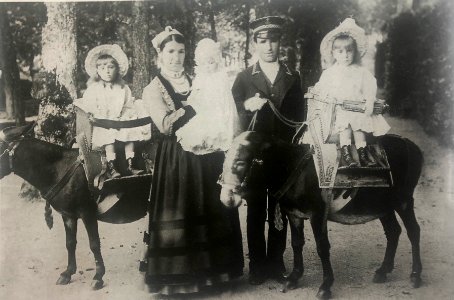 Alfonso XIII and sisters in La Granja