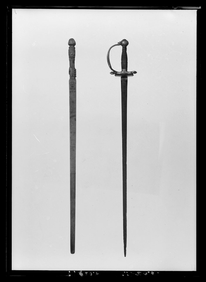 Alnmått av trä, 1705, utskuret handtag - Livrustkammaren - 78421