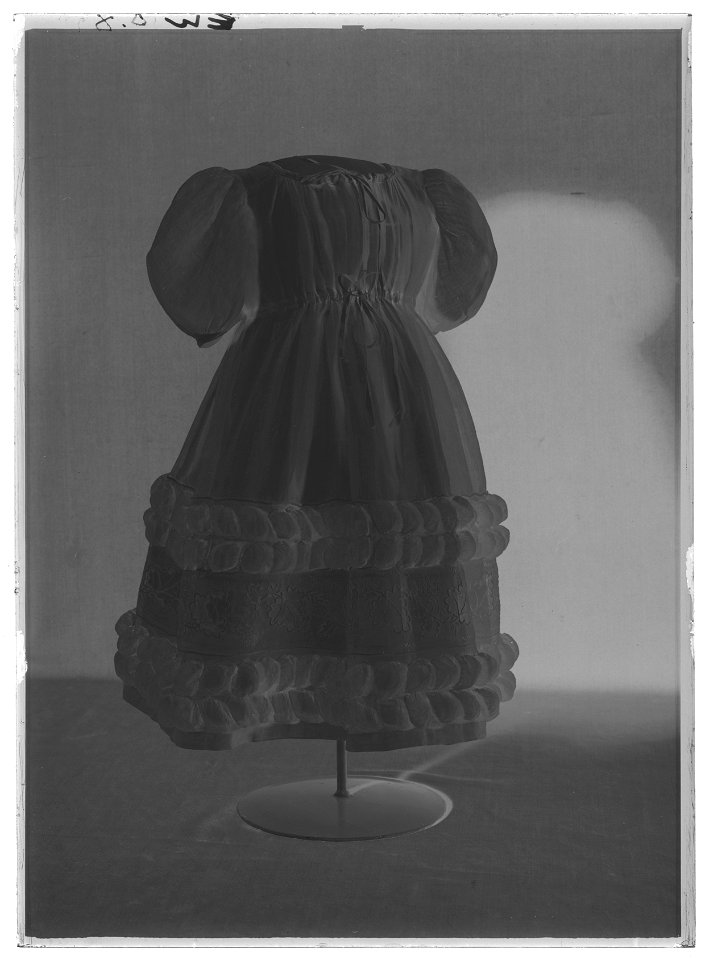 Barnklänning för prinsessan Eugénie (f 1830) - Livrustkammaren - 78927-negative