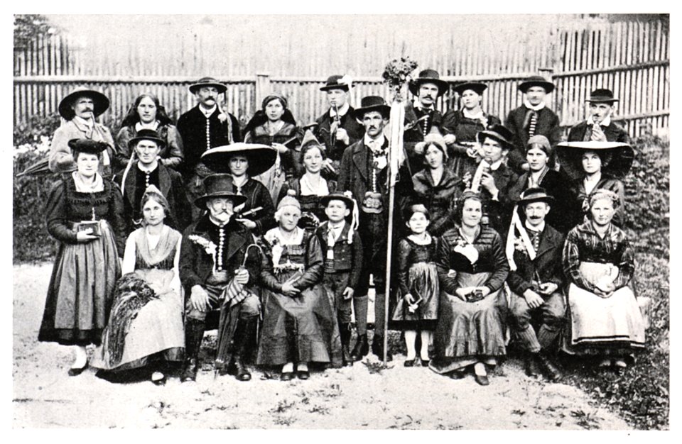 028 Trachtengruppe aus Öblarn, 1923, Trachten aus unterschiedlichen Perioden