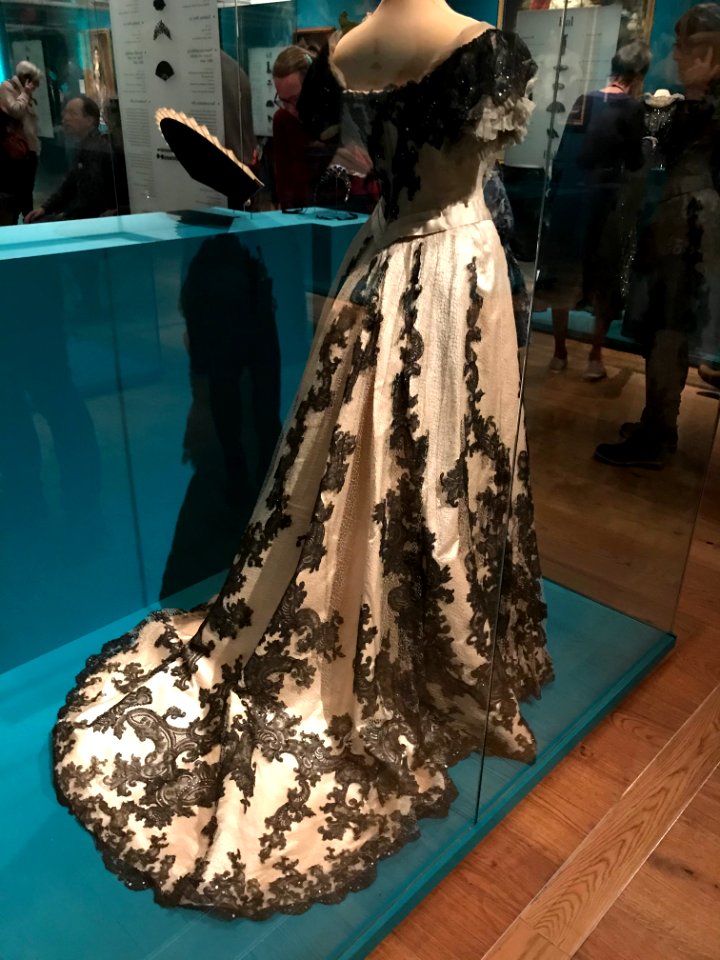 Ball Dress of Empress Alexandra Feodorovna, 1901 (rear view)