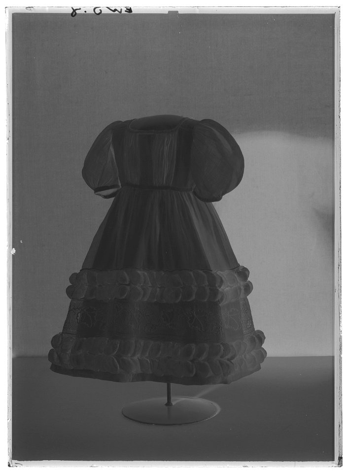 Barnklänning för prinsessan Eugénie (f 1830) - Livrustkammaren - 1882-negative