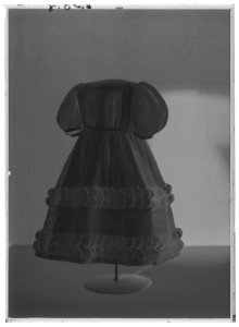 Barnklänning för prinsessan Eugénie (f 1830) - Livrustkammaren - 1882-negative