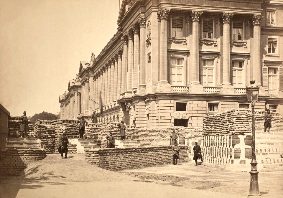 Barricades pres de Ministere de la Marine et l'Hötel Crillon