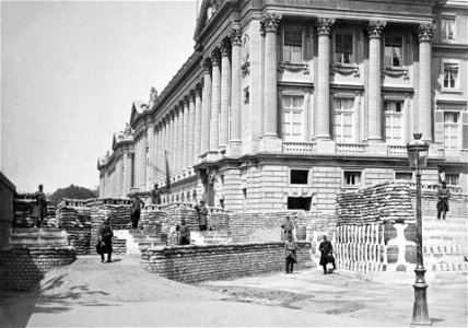 Barricades pres de Ministere de la Marine et l'Hötel Crillon, grayscale. Free illustration for personal and commercial use.